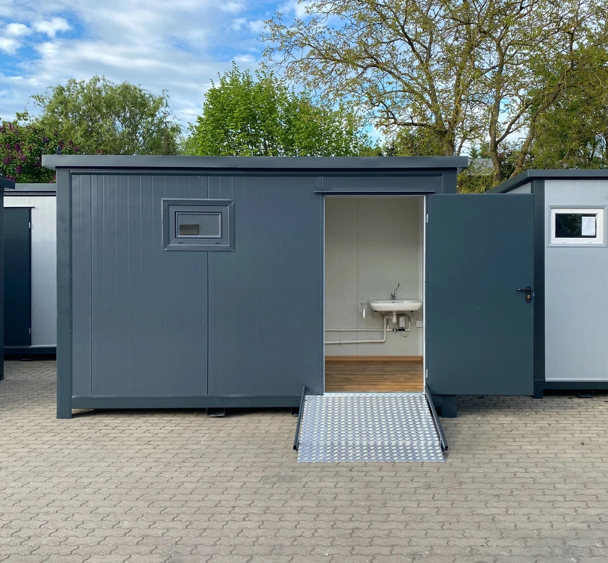 Cabina Sanitaria Doble Accesible 4 × 2 m con Rampa