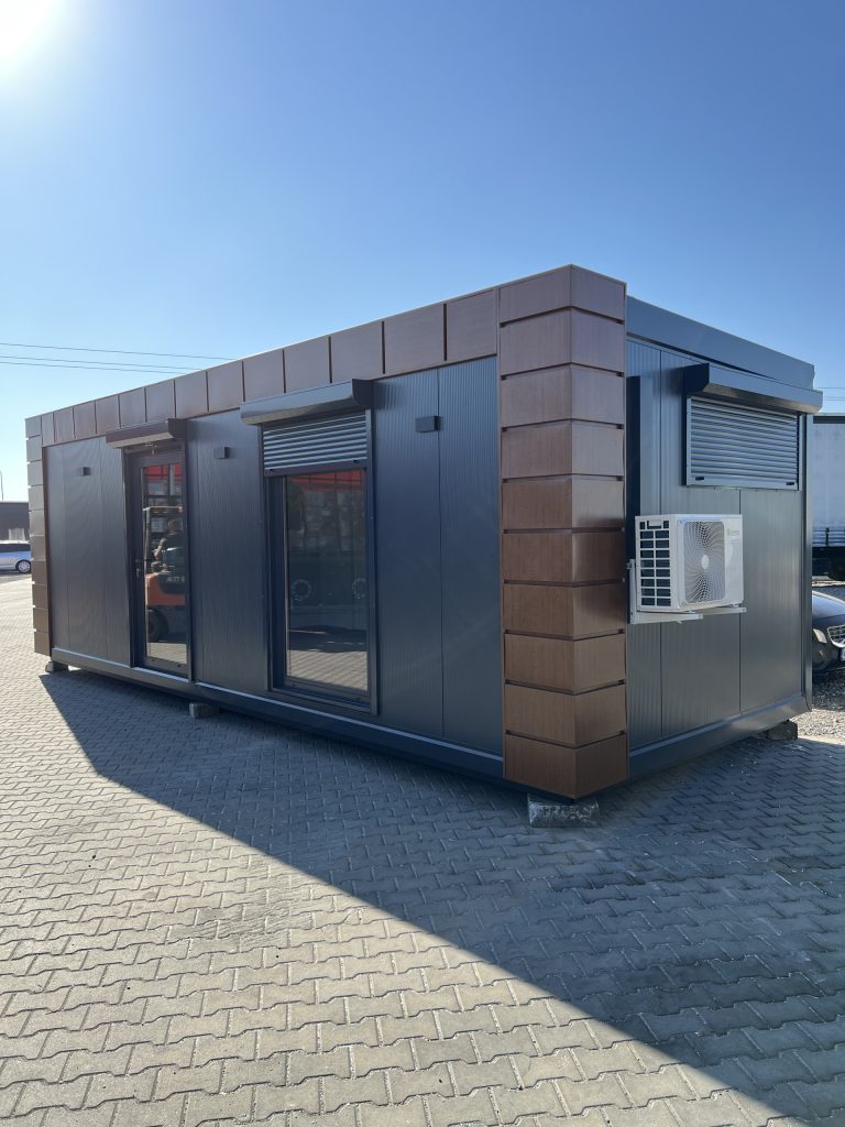Módulo habitable 8 × 3 m con baño y ducha