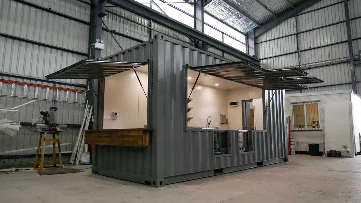Cafetería Containerizada Personalizada con Vitrina Expositora – 20 Pies